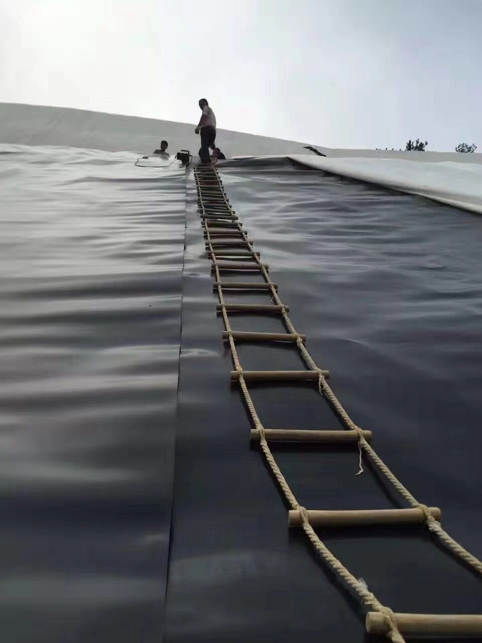 為了確保士工膜防滲層的施工質量，需做什么準備工作？